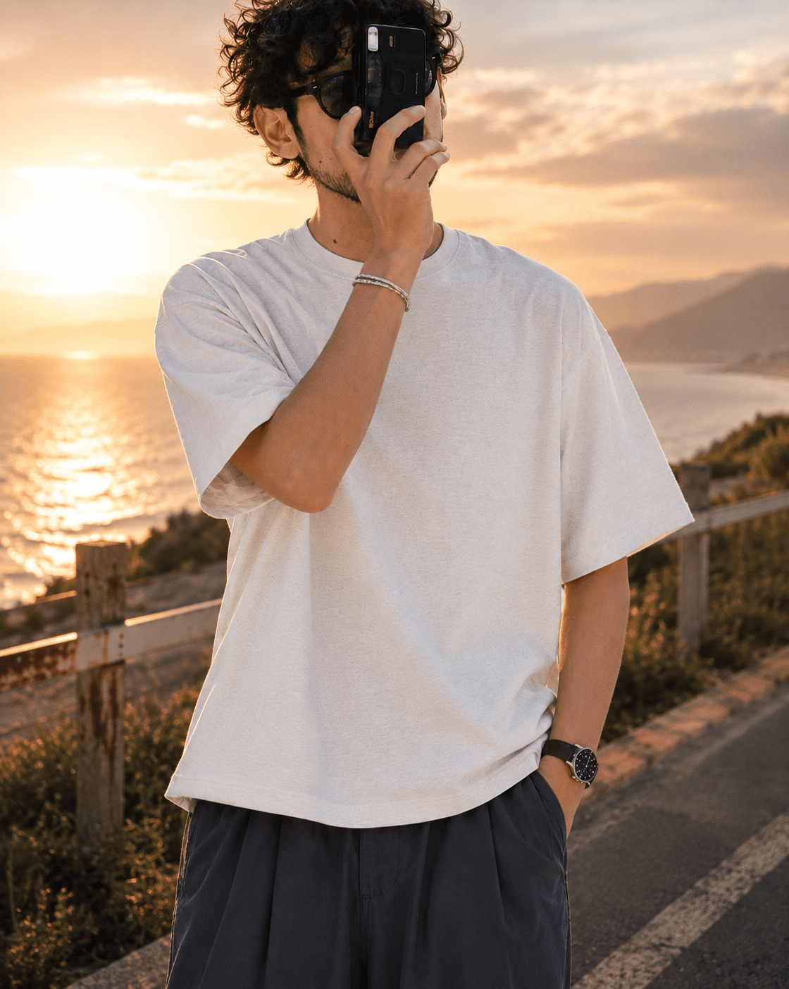 腕時計をつけている男性