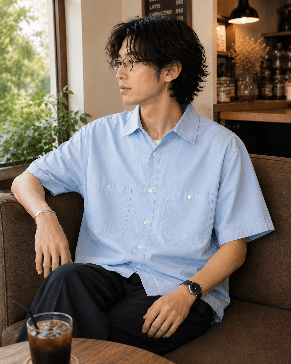 腕時計をつけている男性