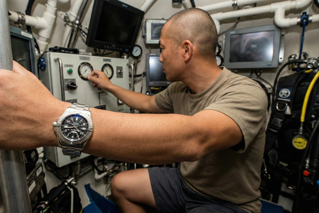 ブライトリングの腕時計を着けた男性