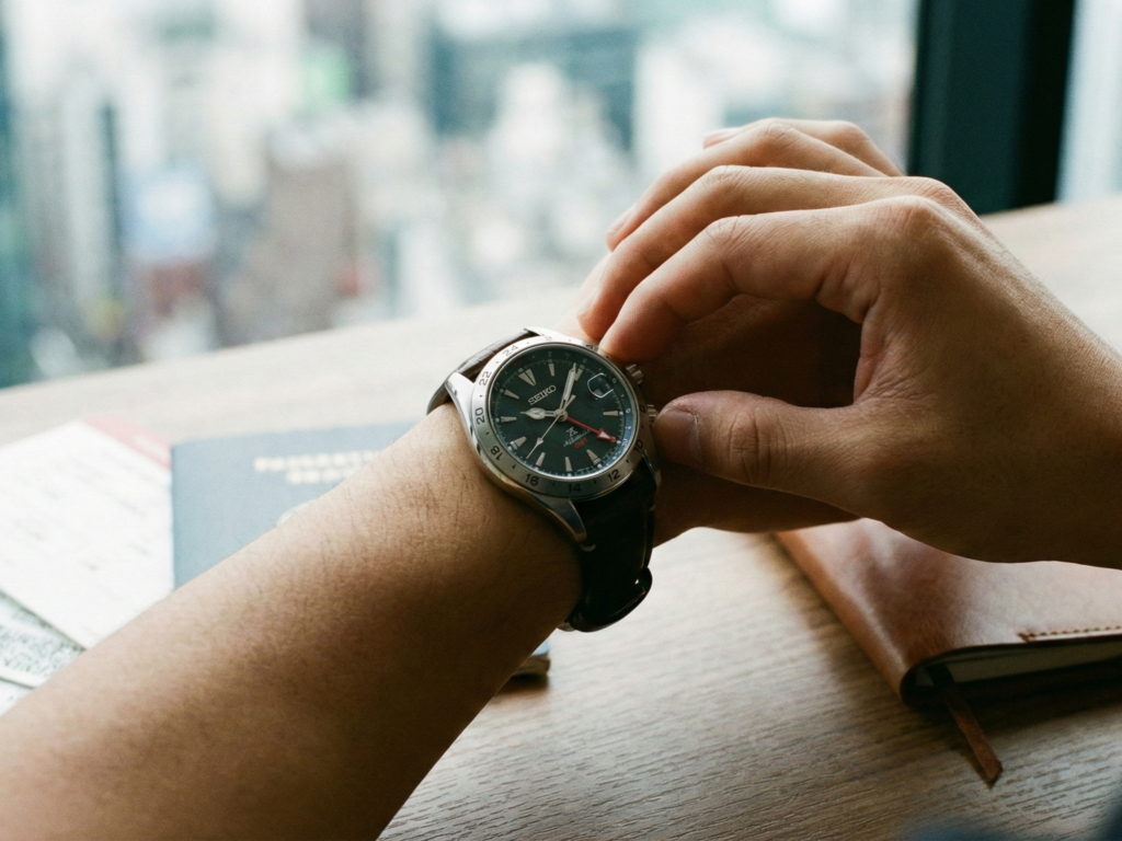 セイコーの腕時計アルピニストを操作している