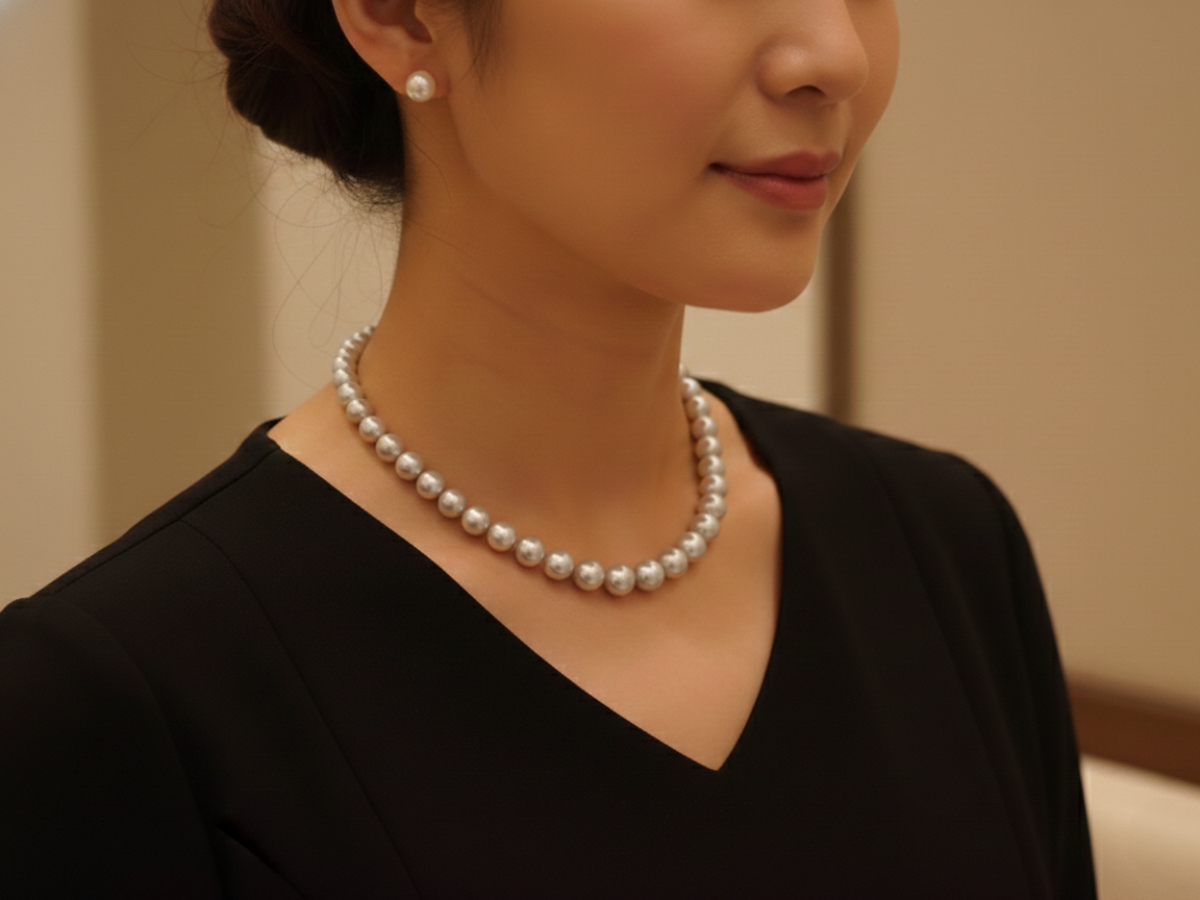 グレーパールをつけた女性