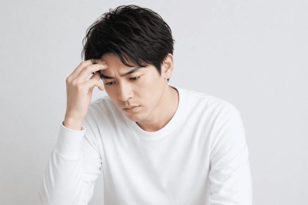 悩んでいる男性