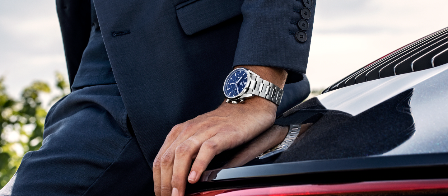 タグ・ホイヤー カレラ エレガントクロノグラフとレーシングカー