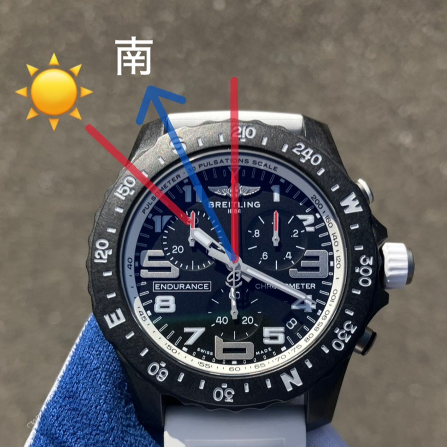 腕時計で方位を確認　南の位置にベゼルの「S」を合わせて、簡易方位が完成