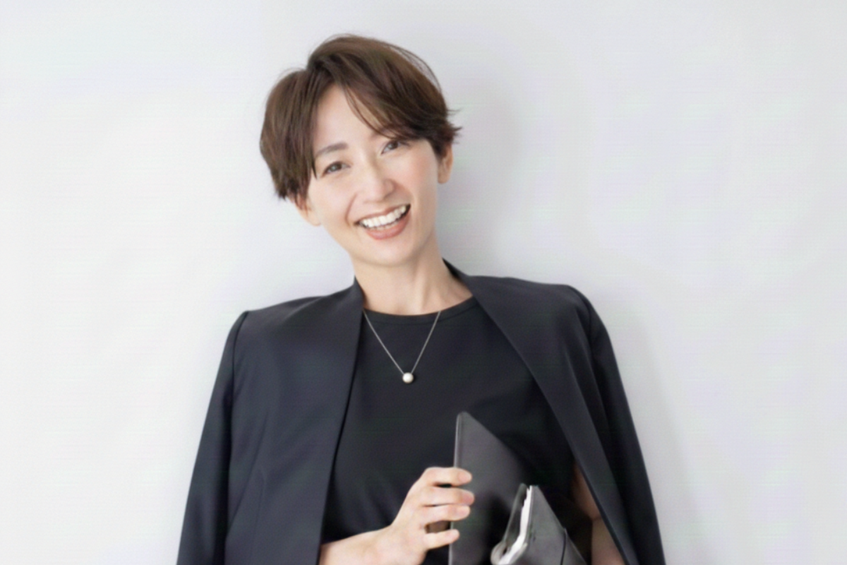 パールのネックレスを着けた女性