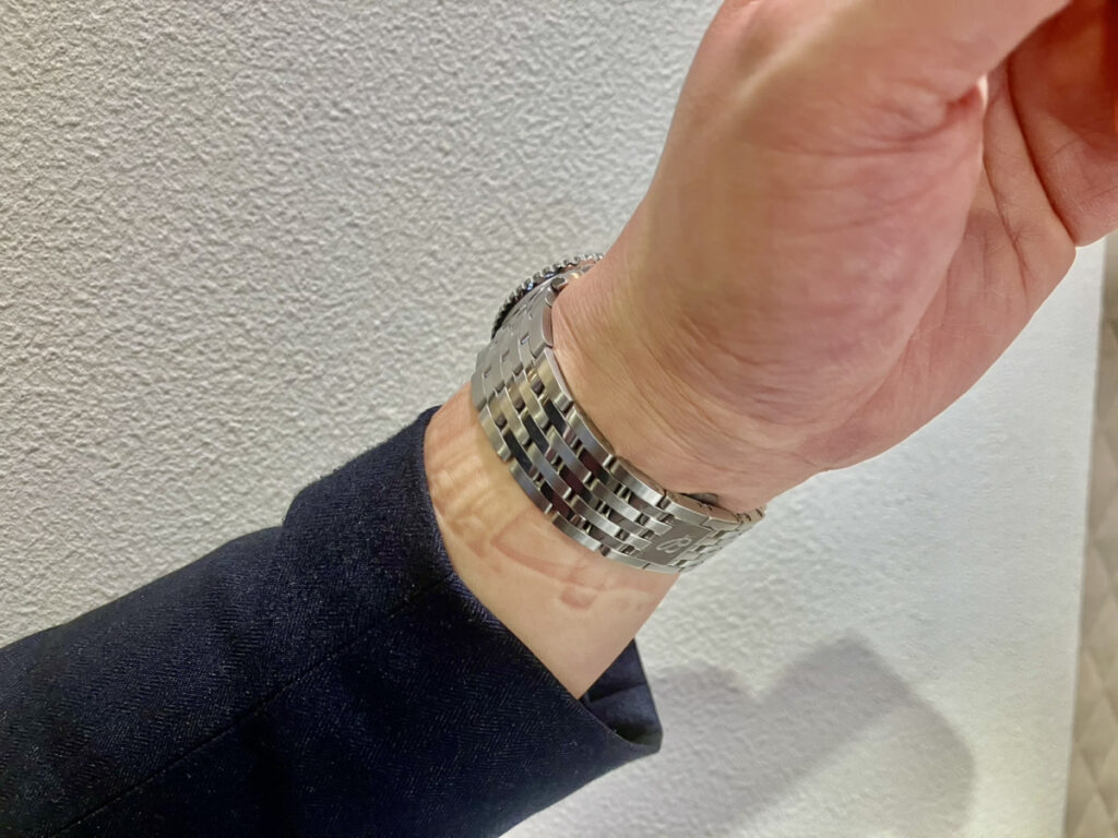 腕時計のバンドがタイトすぎる状態
