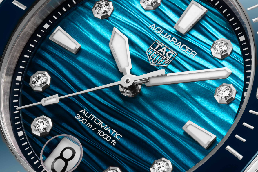 サファイアクリスタルにより視認性が高い文字盤