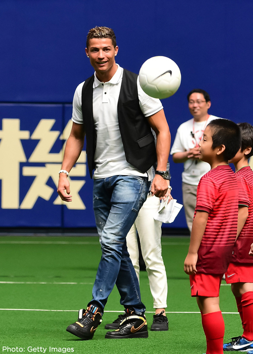 来日した時のサッカー教室での一幕。ロナウドが　タグホイヤーカレラ1887を着用している画像