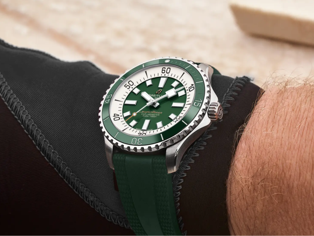 服の上からブライトリングの腕時計スーパーオーシャンを着用している