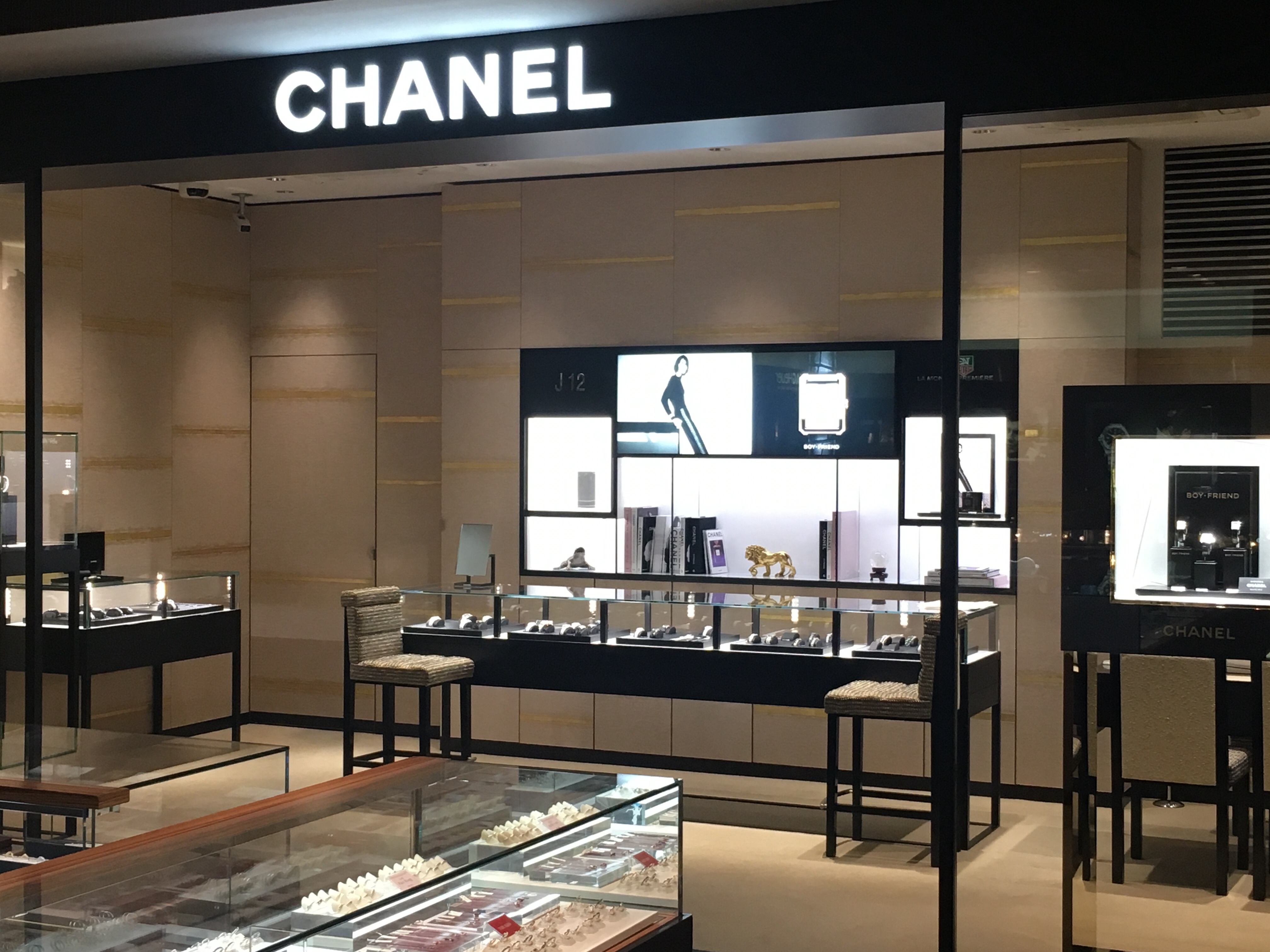 CHANEL限定モデルのJ12