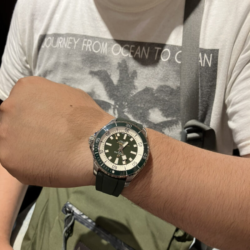 「ブライトリング スーパーオーシャン オートマティック 44」を着けた男性の腕元