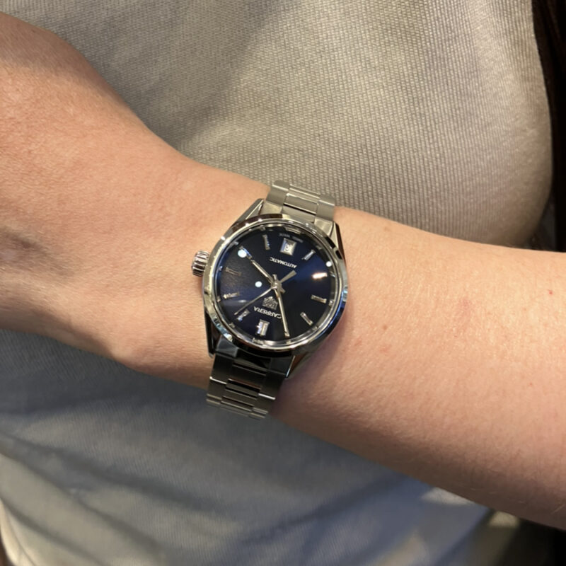 「タグ・ホイヤー カレラ デイト（品番：WBN2110.BA0639）」をつけた男性