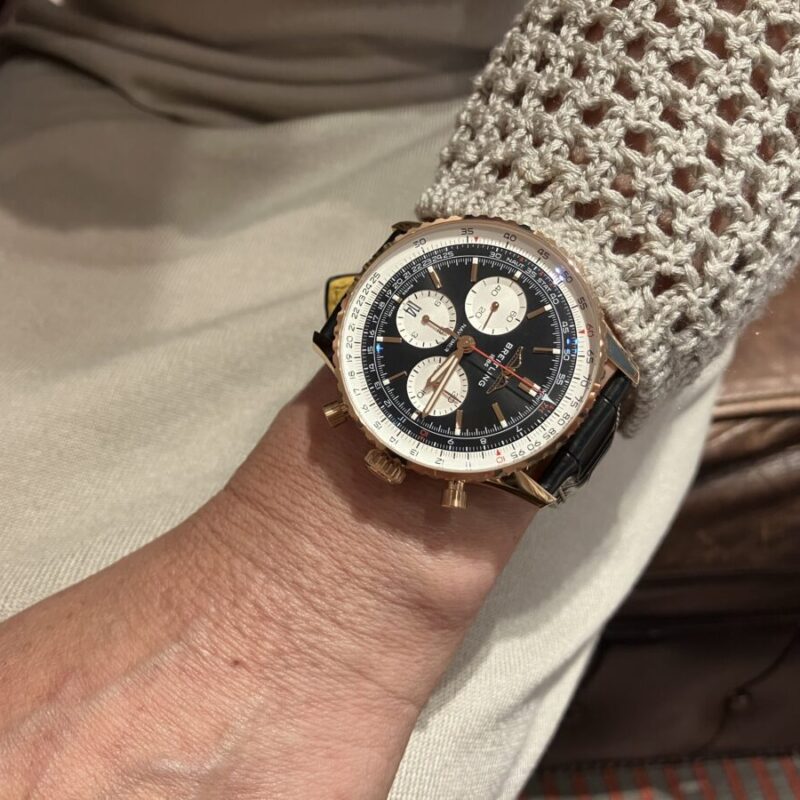 ブライトリング ナビタイマーB01 クロノグラフ43を着用した女性