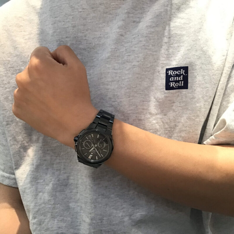 オシアナス BRIEFINGコラボレーションモデル ソーラー電波時計を着用した男性