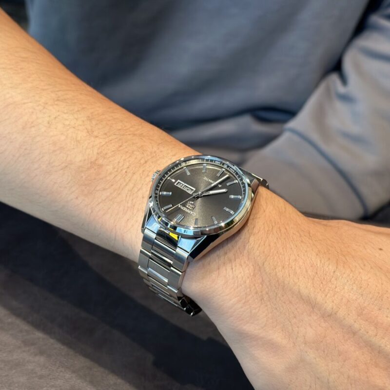 タグ・ホイヤー カレラ　デイ＆デイトを着用した男性