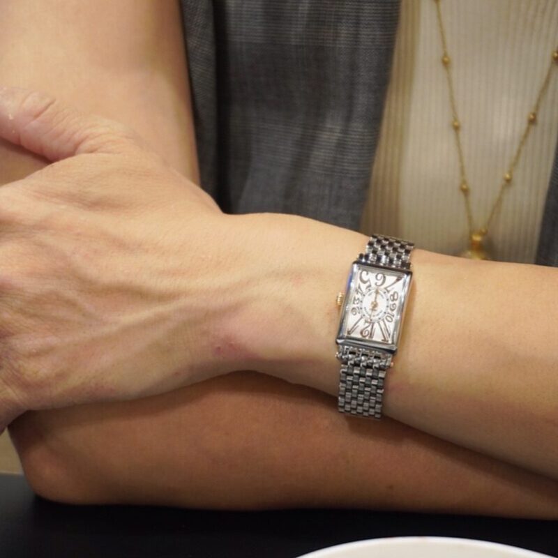 フランクミュラー ロングアイランドを着用した女性