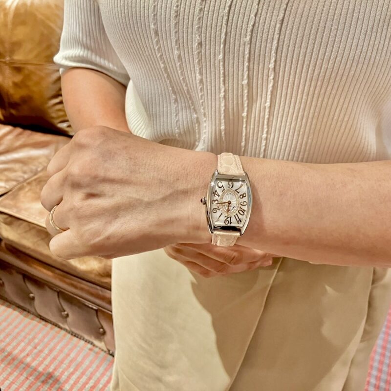 フランクミュラーの腕時計をつけている女性