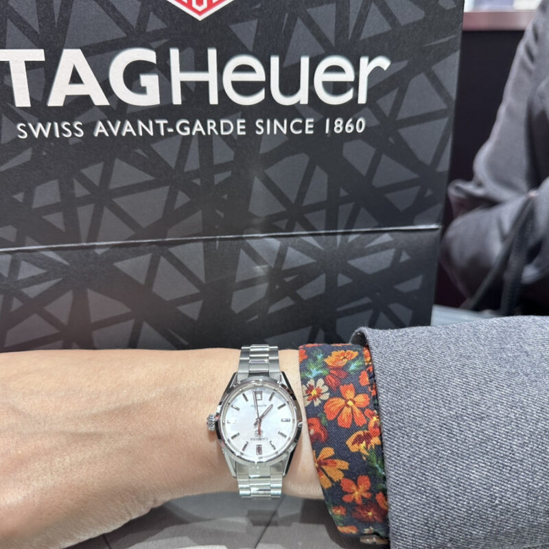 タグ・ホイヤー カレラデイトを着用した女性