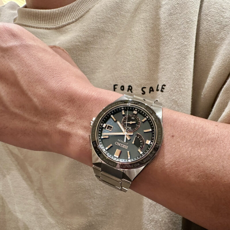 セイコーアストロンを着用した男性