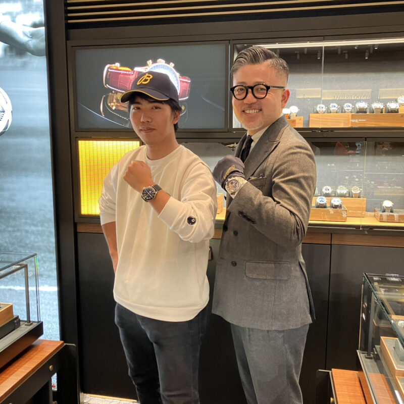 ブライトリング スーパーオーシャンヘリテージB20を着用した男性