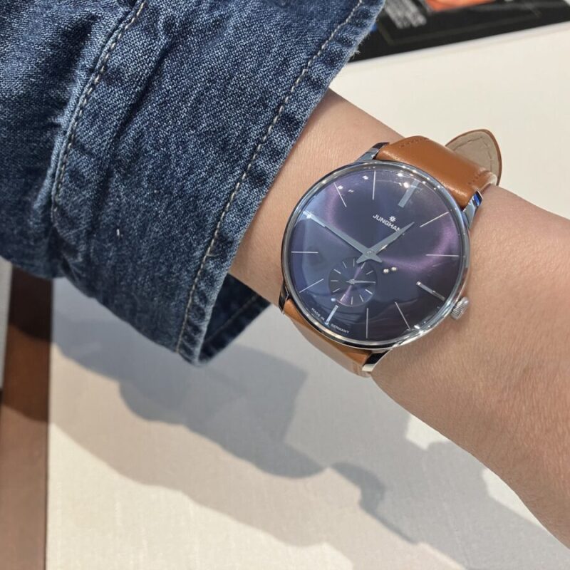 ユンハンスの時計を就てる女性