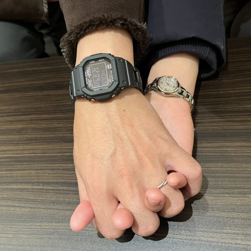 カシオのジーショックとOCEANUSを着けたカップル