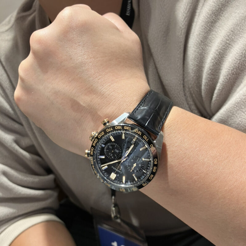 タグ・ホイヤー カレラ スポーツクロノを着用する男性