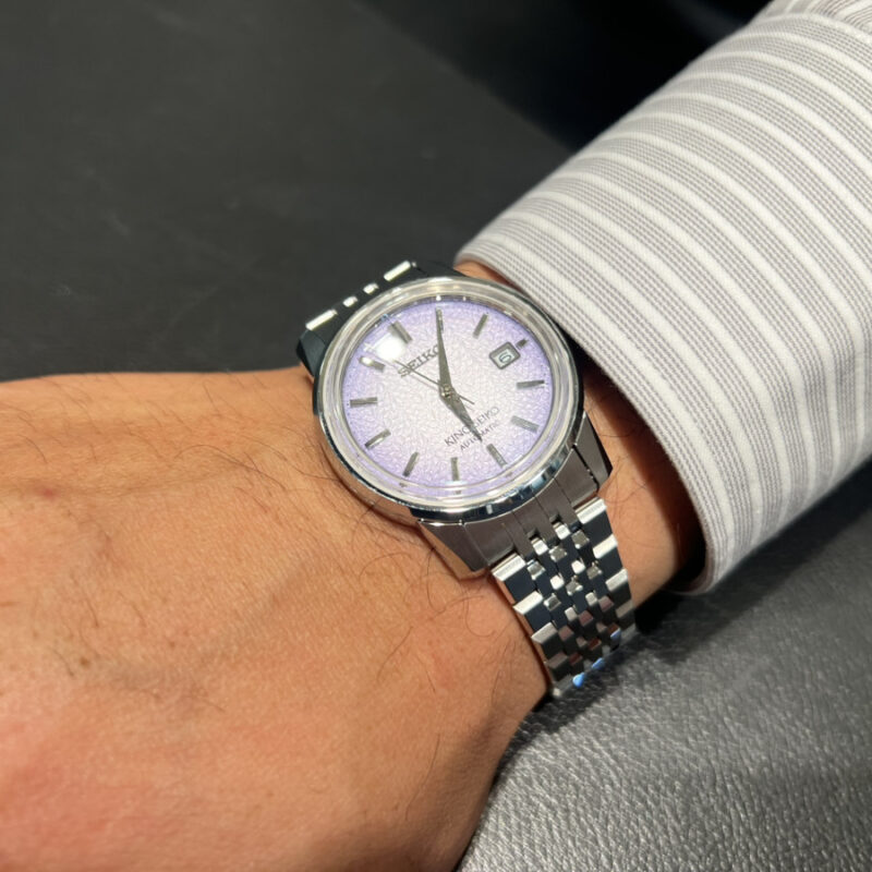 キングセイコーの時計を着用した男性