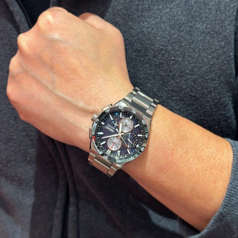 セイコーのアストロンを着けた男性の腕元