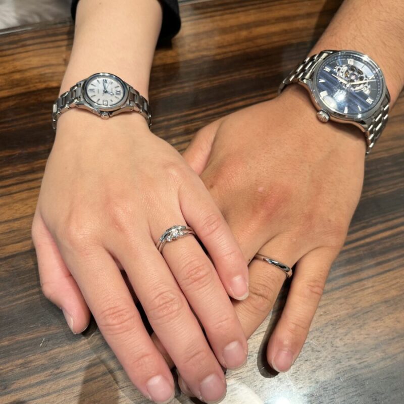 カシオOCEANUSとSEIKOプレザージュの時計を着けたカップル