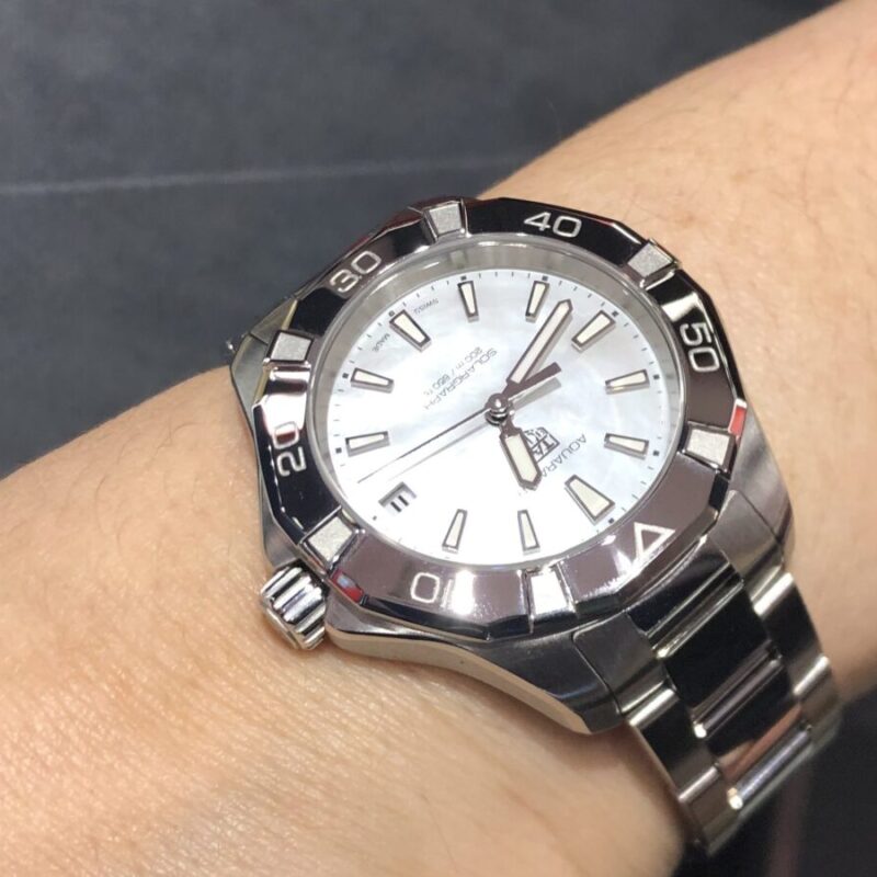 タグホイヤーアクアレーサーを着用した腕元