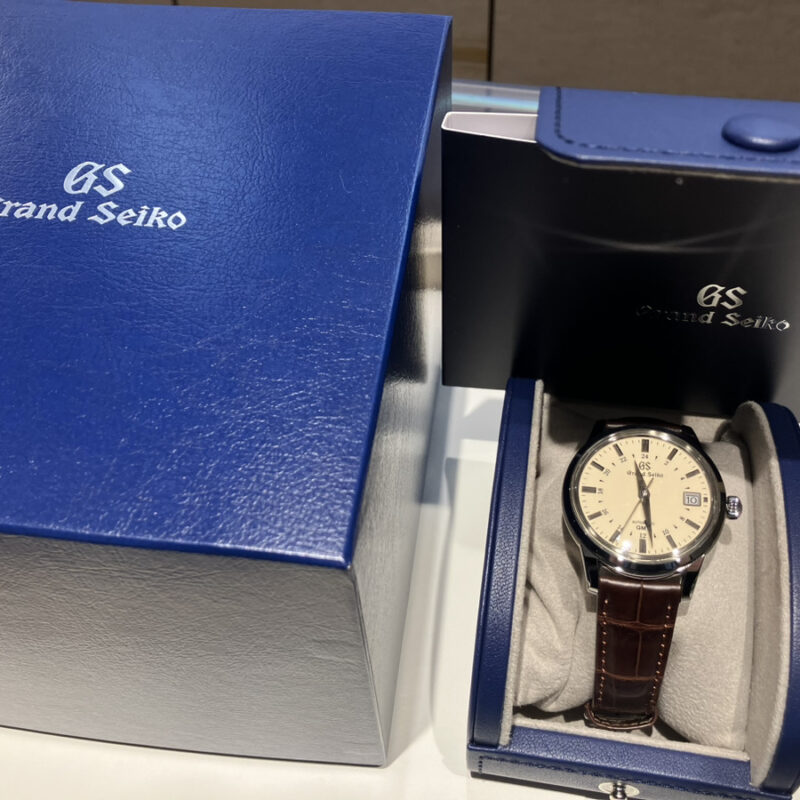 グランドセイコーの時計を納品する様子