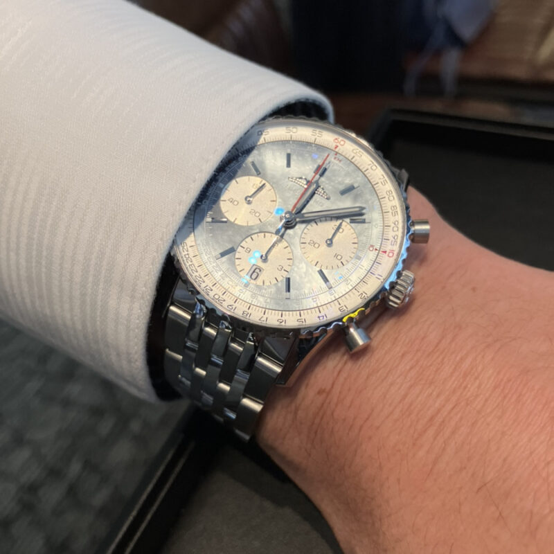 「ブライトリング ナビタイマー B01 41 日本限定 アイスブルーMOP」を着けた腕元