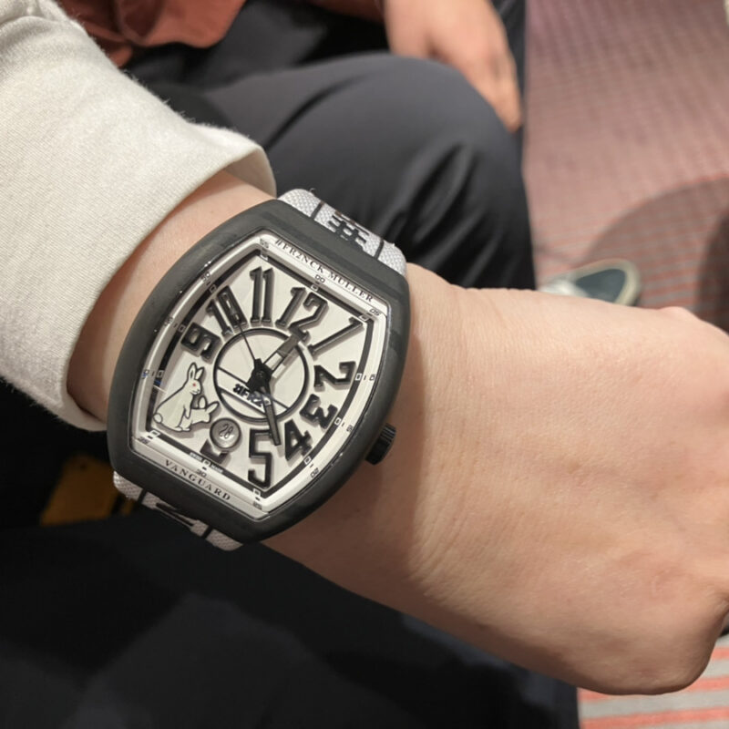 ヴァンガード FR2 限定モデル（品番：V41SCDTFR2）を着装する女性の腕元