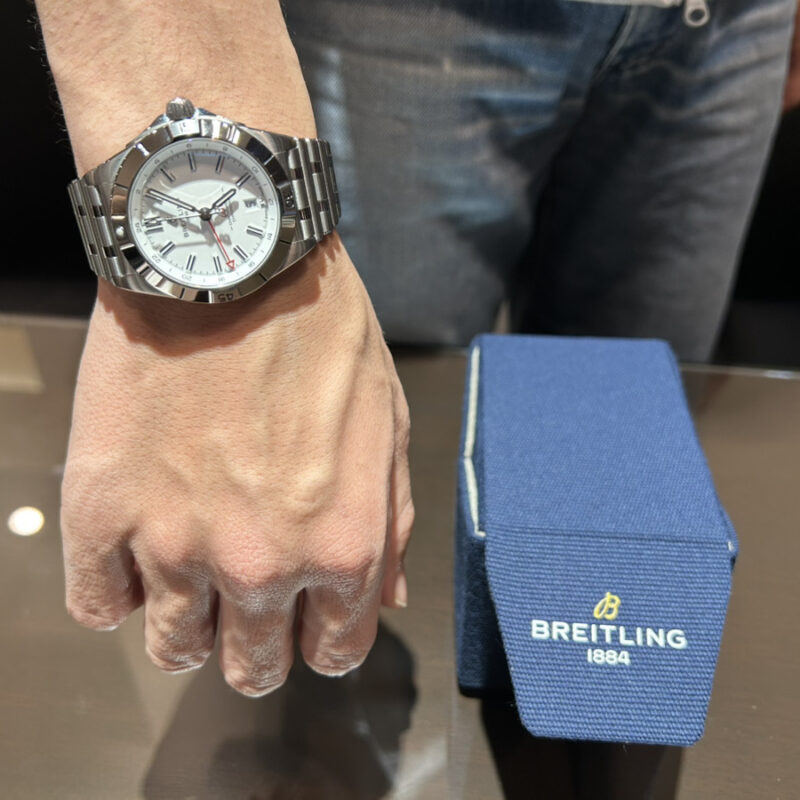 ブライトリングの時計を着けている男性