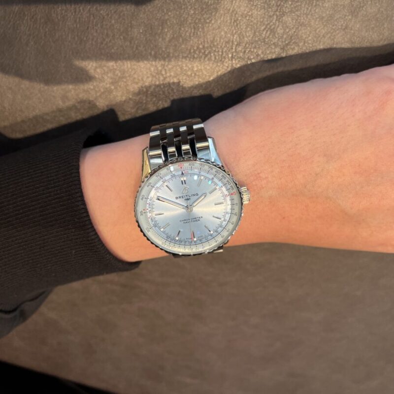 ブライトリングの時計を着けている男性