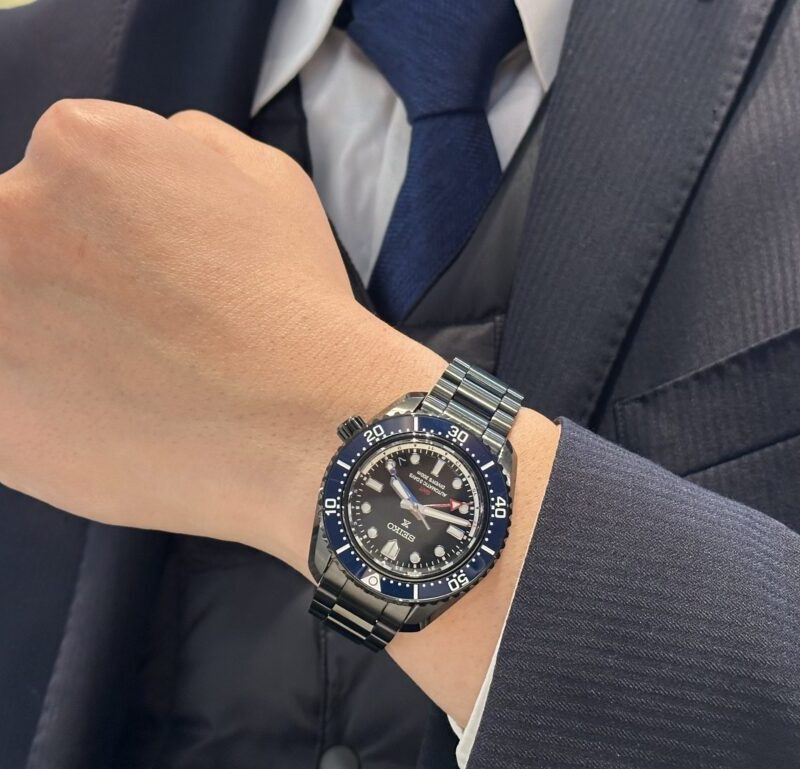 セイコーの腕時計を着けた男性の手元