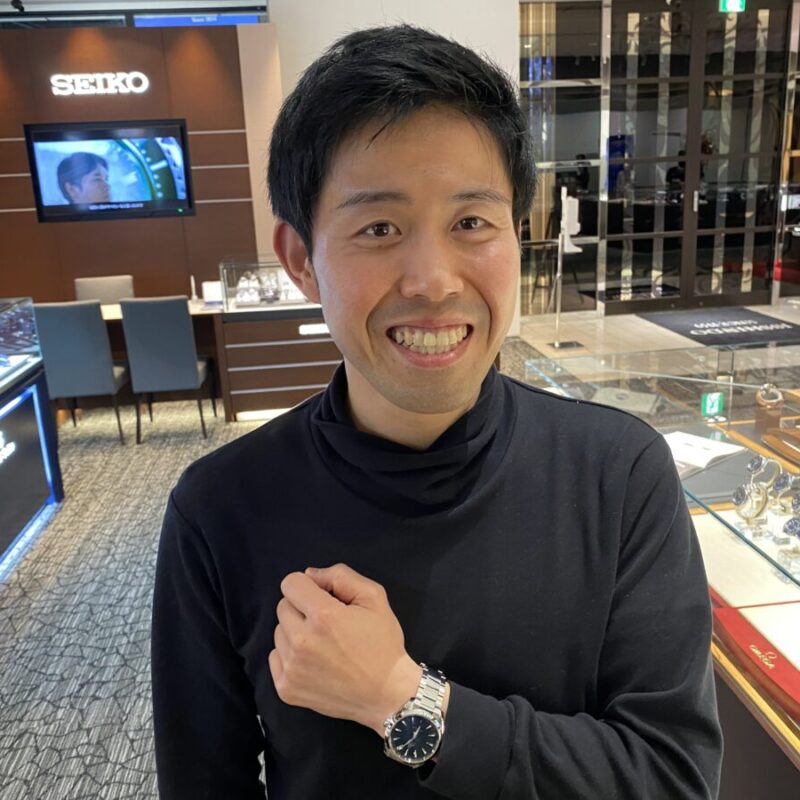 オメガの時計をつける男性