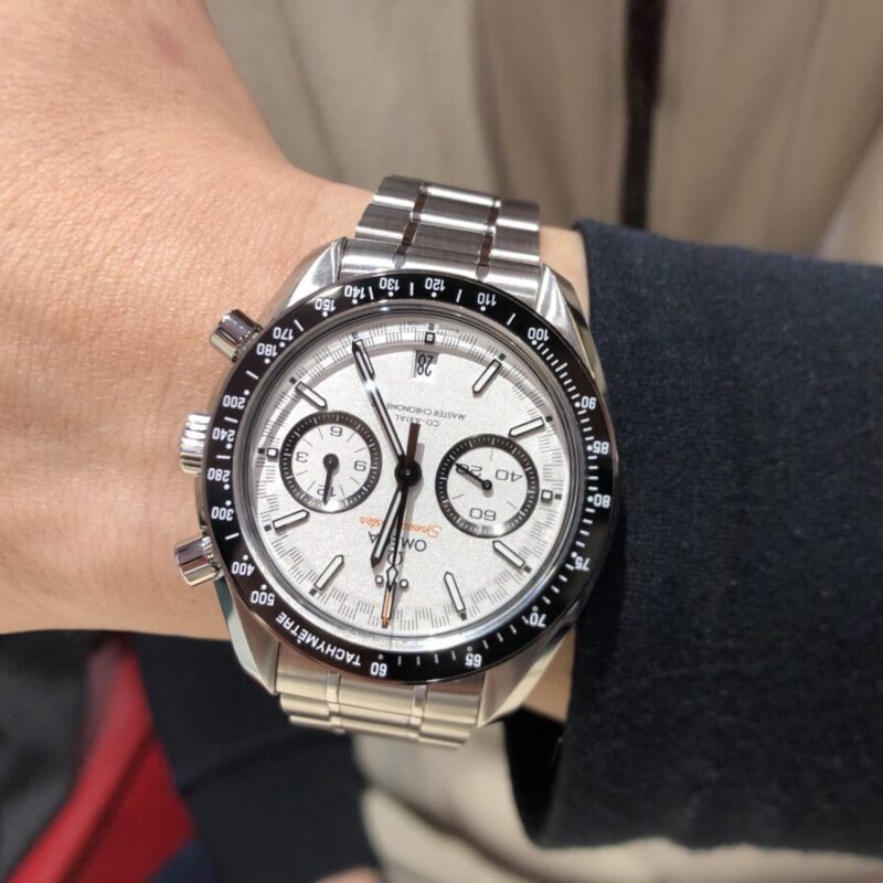 オメガスピードマスターレーシングを着用している腕元の画像
