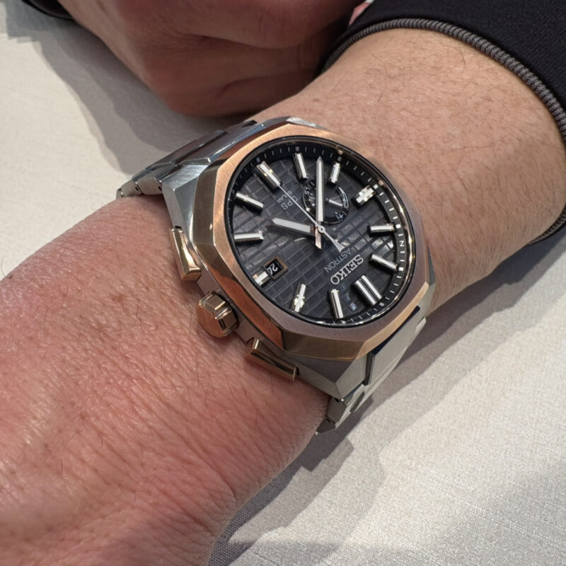SEIKO「アストロン SBXD014」を着けた男性の腕