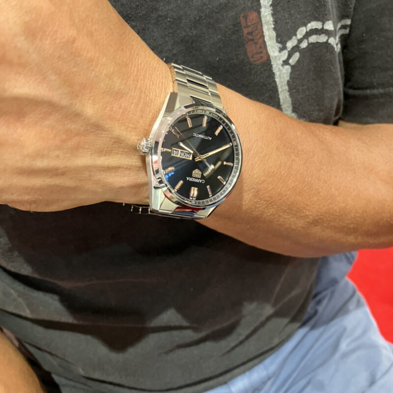 「タグ・ホイヤー カレラ デイデイト」を着装する男性