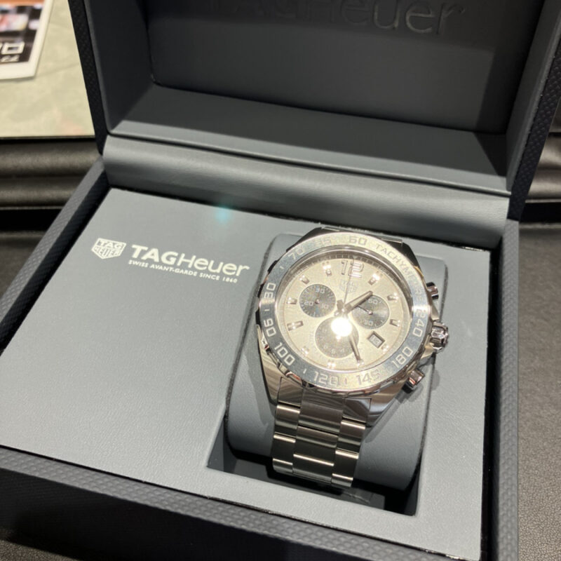 タグ・ホイヤーの専用BOXに収まる「フォーミュラ１ クロノグラフ CAZ1011.BA0842」