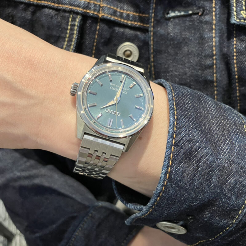 「キングセイコー KSK アイビールック：SDKS029」を着装する女性