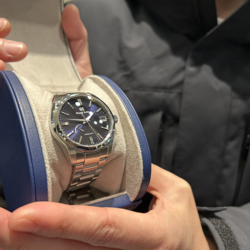 グランドセイコーの時計を持っている男性