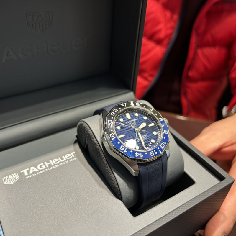 タグホイヤーアクアレーサーを持っている男性