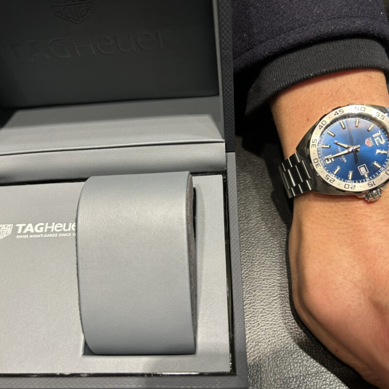 タグホイヤーの時計を着けている男性