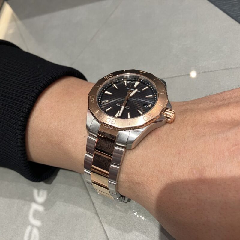 アクアレーサーのソーラーグラフをつけた男性の手元