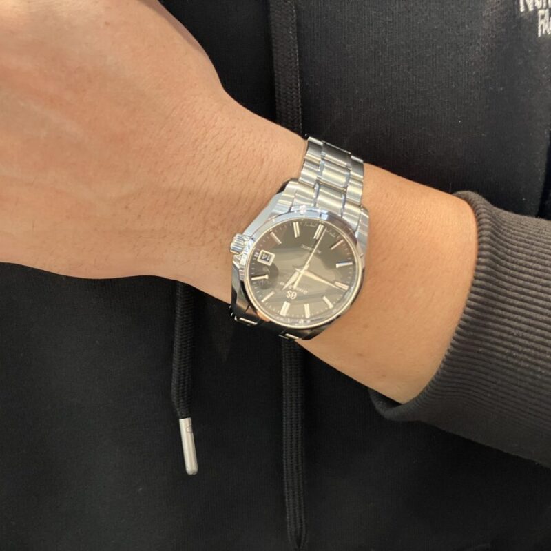 グランドセイコーの時計をつけた男性