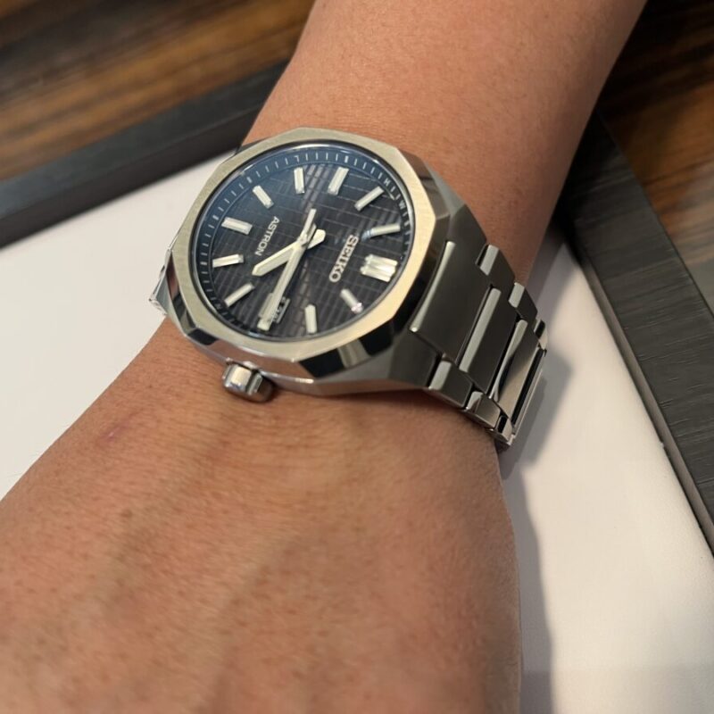 SEIKOアストロンの時計を着けた男性