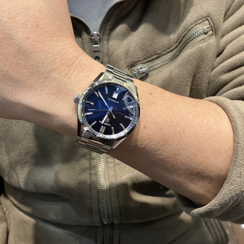 タグホイヤーカレラデイトを着用している腕元の画像